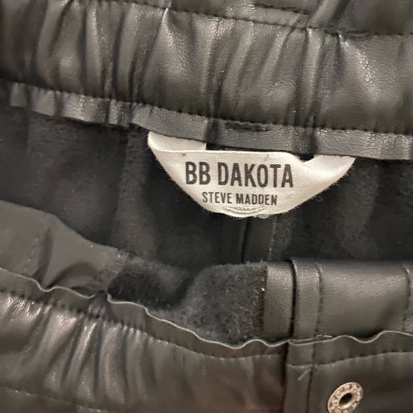 Stretchy black leather skirt with belt - Picture 3 of 4